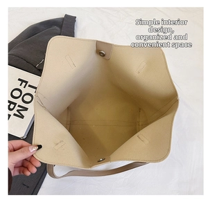 Dettaglio dell'interno della grande borsa tote con chiusura magnetica e finitura beige