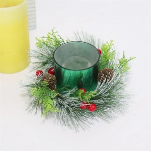 Weihnachtskranz für Kerzen mit grünem Glas, gefrosteten Nadeln und roten Beeren