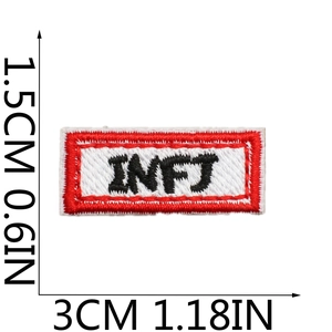 Détail macro de l'écusson brodé INFJ montrant les dimensions de 3cm sur fond blanc