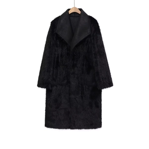 Détail d'un manteau long en fausse fourrure noire avec col en cuir mat sur cintre