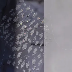 Dettaglio di adesivi per unghie rose bianche con rilievo 3D ed effetto olografico laser