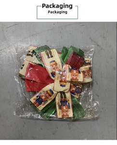Détail du nœud de Noël avec motif Casse-Noisette et rubans rouges et verts emballés