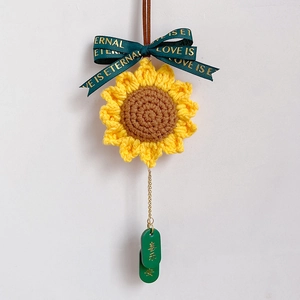 Détail de tournesol fait main au crochet avec ruban vert et lettrage doré élégant