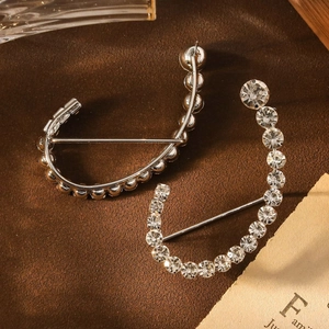 Orecchini geometrici asimmetrici argentati con strass brillanti e perle metalliche