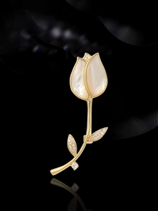 Detailweergave van tulpenbroche met natuurlijke schelpenblaadjes en kristallen