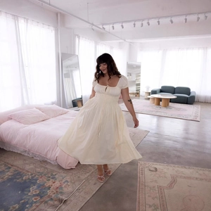 Elegantes hellgelbes Midikleid mit eckigem Ausschnitt, Puffärmeln und elastischer Taille