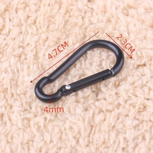 Detail of black D-shaped carabiner with dimensions 4.7cm length and 4mm thickness