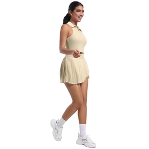Vue latérale du haut polo beige et de la jupe plissée pour le tennis en plein air