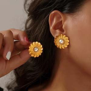 Boucles d'oreilles fleur dorée avec perle centrale et pétales à texture ciselée