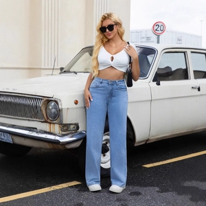 Jean femme taille haute à jambes larges bleu clair avec haut court blanc torsadé style