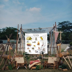 Détail des illustrations d'équipement de camping sur tapisserie en toile blanche à œillets