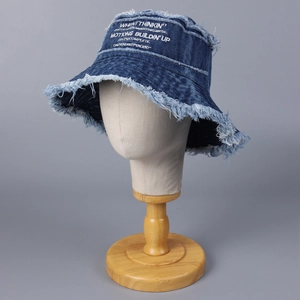 Cappello da pescatore in denim blu scuro con bordi sfrangiati e ricamo a lettere bianche