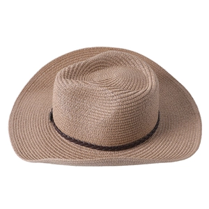Détail du chapeau de cowboy en paille tressée avec ruban décoratif brun et bord incurvé
