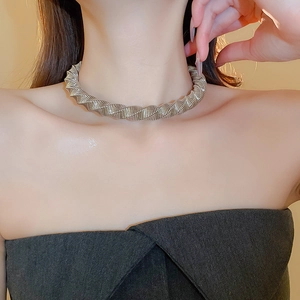 Chunky gold tone twisted screw pattern choker necklace for women with a bold geometric design