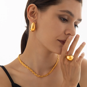 Minimalist gold-plated titanium steel jewelry set featuring chain and droplet earrings