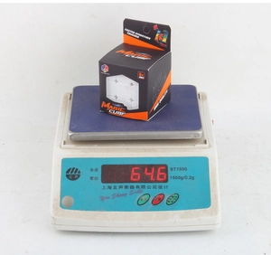 Measurement showing the lightweight 64.6g YJ 3x3 speed cube in its retail packaging