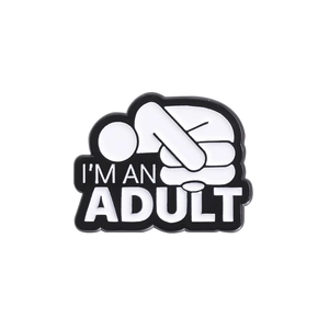 Broche créative avec silhouette blanche et texte I'M AN ADULT pour vêtements et revers