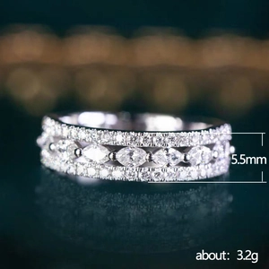 Eleganter Ring mit Marquise- und Rundschliff-Zirkonia in Silber auf Spiegeloberfläche
