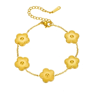 Bracelet élégant en acier inoxydable doré avec cinq breloques fleurs sur fond blanc