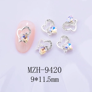 Détail macro de breloques à ongles coeur d'argent avec strass sur fond violet clair