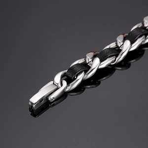 Détail de la chaîne en acier inoxydable entrelacée de cuir noir avec fermoir