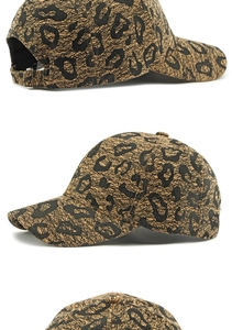 Dettagli del cappello leopardato con fibbia in metallo regolabile e tessuto con trama fine