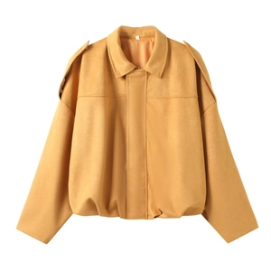 Détails de la veste bomber en daim jaune gingembre avec col à revers et ourlet élastique