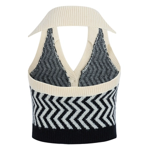 Dettaglio della maglia a onde sul top all'americana con scollo a V e colletto