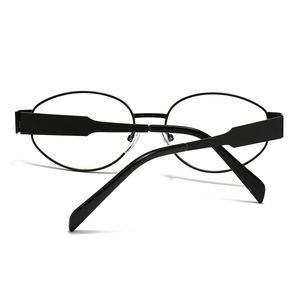 Dettaglio dell'asta nera opaca con design geometrico su occhiali da sole ovali