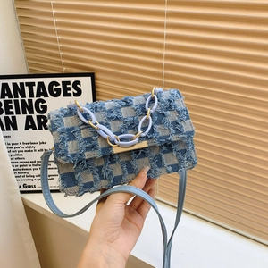 Sac Bandoulière en Denim à Motif Damier pour Femmes Mode Sac à Rabat à Bords Frangés Avec Chaîne en Acrylique Petit Carré