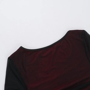 Détail du col rond bordeaux avec manches en maille noire et coutures de précision