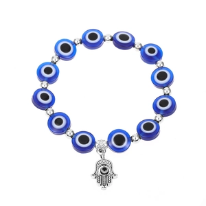 Bracelet en perles Evil Eye avec breloque Main de Fatma sur fond blanc neutre