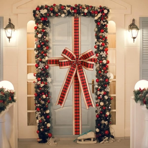 Weihnachtsdekoration Set mit rot-schwarzer Karoschleife und grüner Tannengirlande