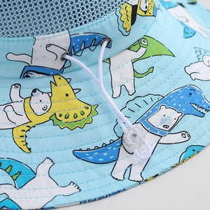 Detailansicht des Kinder-Sonnenhuts mit atmungsaktivem Netz und Dinosaurier-Bär-Print