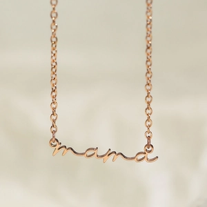 Gros plan du pendentif Mama en or rose sur une chaîne fine pour cadeau de fête des mères