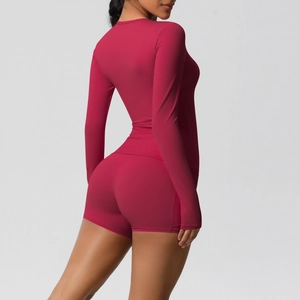 Détail du short de fitness taille haute et du haut à manches longues en rouge rose foncé