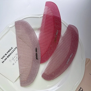 Detailansicht pinker Glitzer-Haarkämme im Set in einem dekorativen Tablett mit Logo
