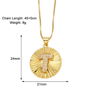 Dettaglio del ciondolo rotondo in oro con lettera T, zirconi e catena box da 45cm