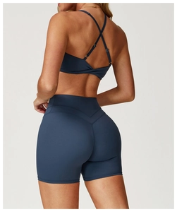 Détail du soutien-gorge de sport dos croisé et du short de yoga taille haute en V sur modèle