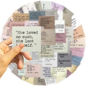 Dettaglio di adesivi vintage con citazioni motivazionali e design del testo creativo