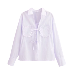 Chemisier blanc à manches longues avec laçage frontal et poches à volants style doux