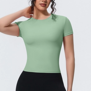 Détail du t-shirt de yoga vert menthe montrant les coutures et la texture du tissu respirant