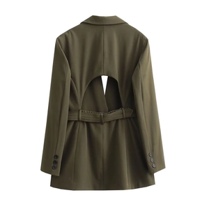 Détail d'un blazer vert olive avec une découpe au dos et une ceinture assortie à la taille