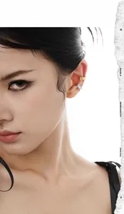 Nahaufnahme minimalistischer goldener und silberner unregelmäßiger Earcuffs