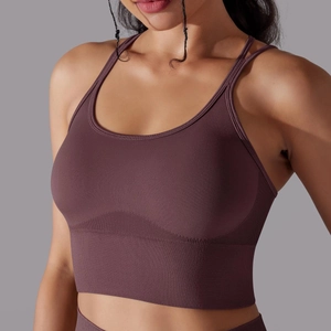 Gros plan sur la brassière de sport côtelée sans couture bordeaux à fines bretelles