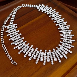 Collier ras du cou argenté élégant avec strass scintillants et franges géométriques