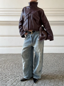 Look urbain avec une veste vintage en similicuir et un jean large effet délavé