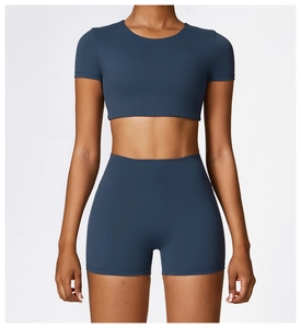 Détails du tissu extensible et respirant sur cet ensemble de yoga bleu foncé sans couture