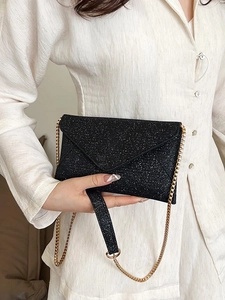 Trendige schwarze Pailletten-Abendtasche im Umschlag-Design mit goldener Kette