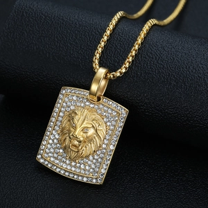 Collier pendentif tête de lion plaqué or avec strass sur fond en cuir noir